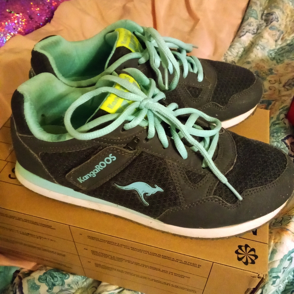 Tennis shoes